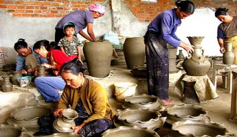 Khanh Hoa: ceramic, brocade exhibition highlights Cham culture