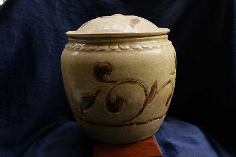 White and brown coulor 14th century